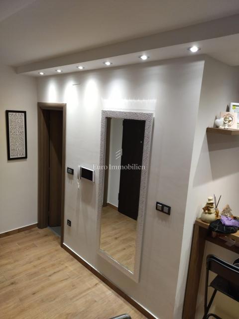 Modern stan blizu morja z dvema terasama in pogled na morje