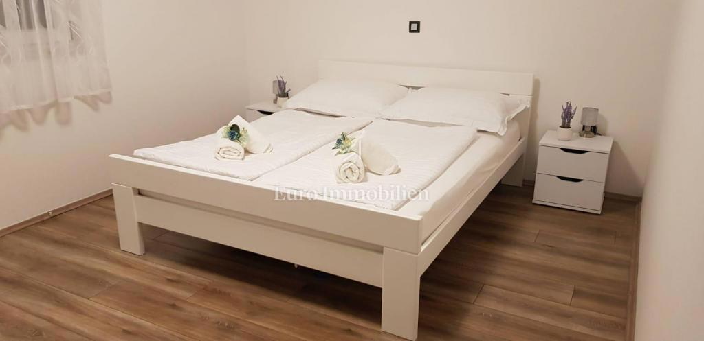 Modern stan blizu morja z dvema terasama in pogled na morje