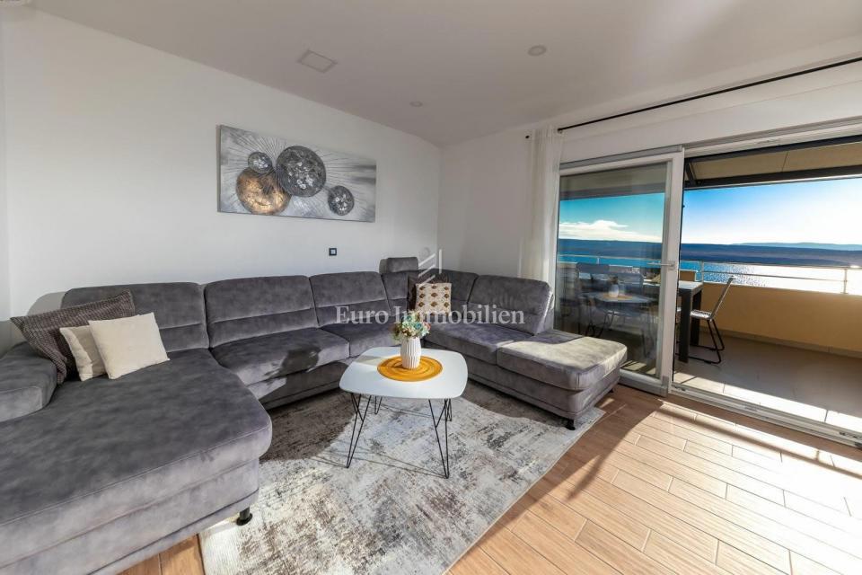 Modern stan blizu morja z dvema terasama in pogled na morje