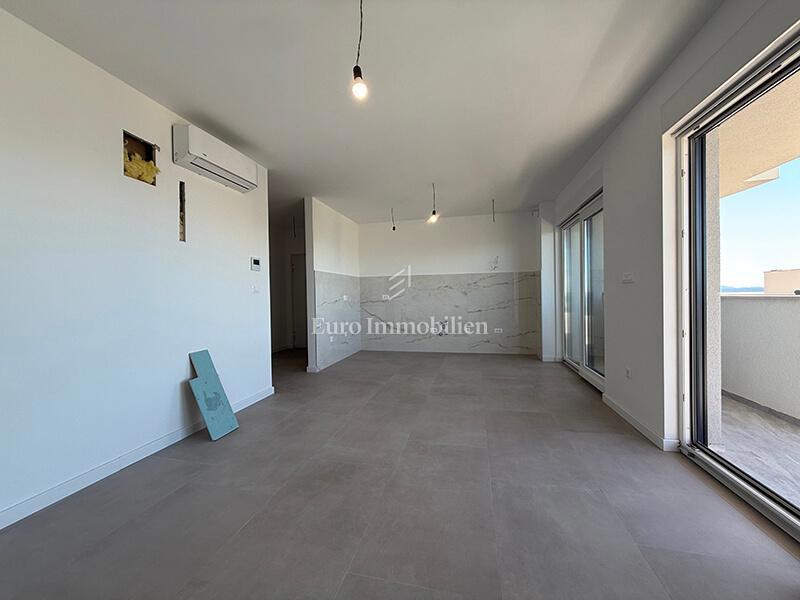 Makarska - stanovanje v novi stavbi s pogledom na morje