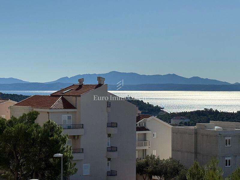 Makarska - stanovanje v novi stavbi s pogledom na morje