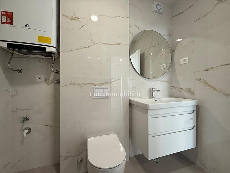 Makarska - stanovanje v novi stavbi s pogledom na morje