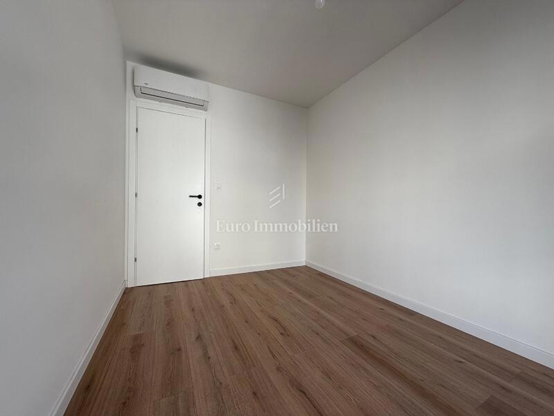 Makarska - stanovanje v novi stavbi s pogledom na morje