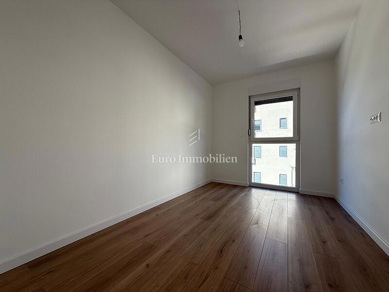 Makarska - stanovanje v novi stavbi s pogledom na morje