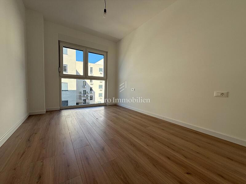 Makarska - stanovanje v novi stavbi s pogledom na morje