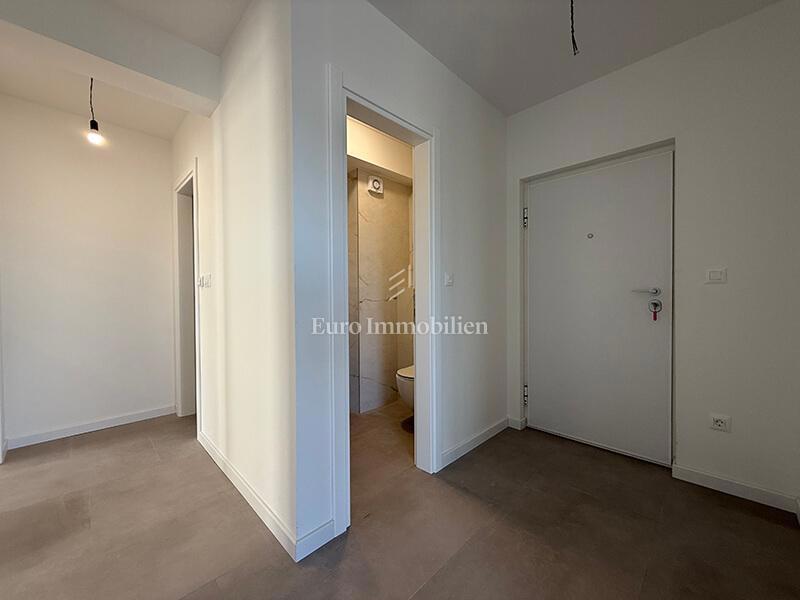 Makarska - stanovanje v novi stavbi s pogledom na morje