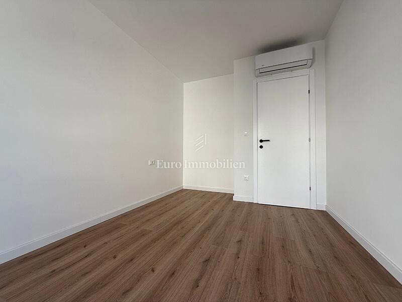 Makarska - stanovanje v novi stavbi s pogledom na morje