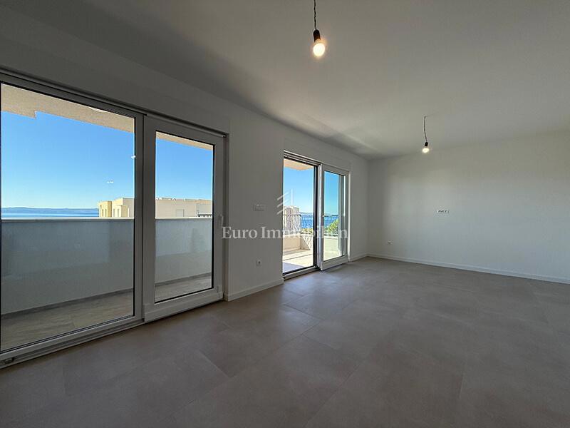 Makarska - stanovanje v novi stavbi s pogledom na morje