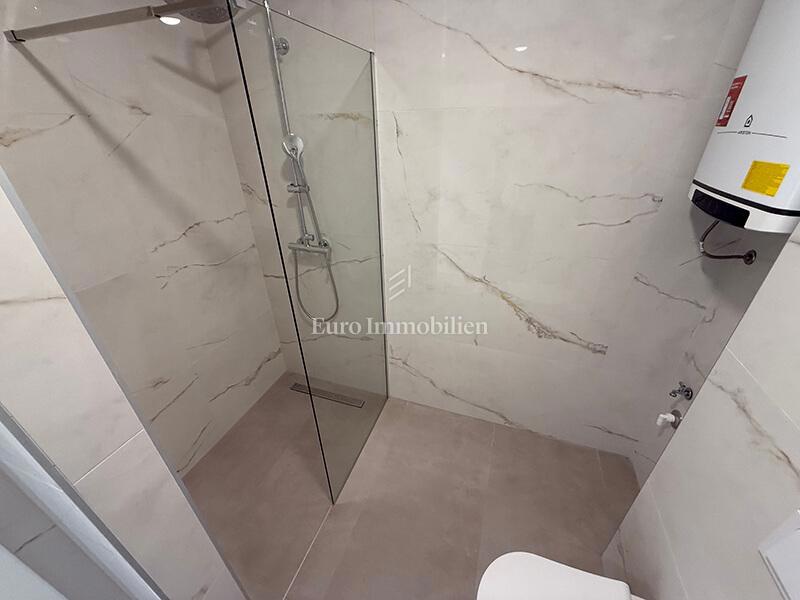 Makarska - stanovanje v novi stavbi s pogledom na morje