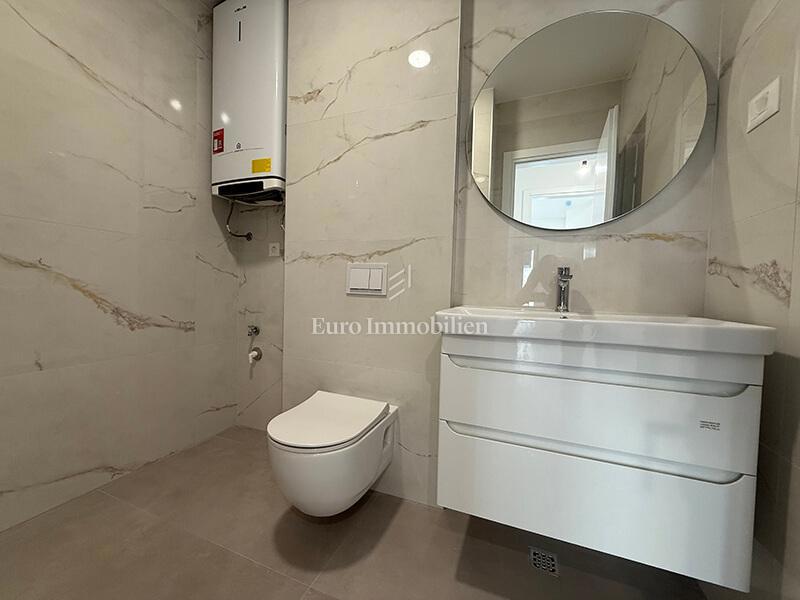 Makarska - stanovanje v novi stavbi s pogledom na morje