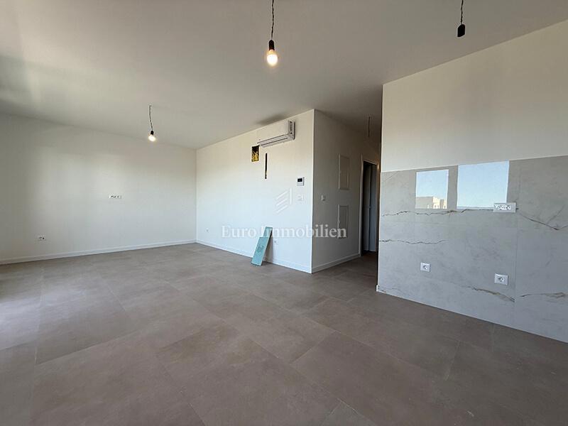 Makarska - stanovanje v novi stavbi s pogledom na morje