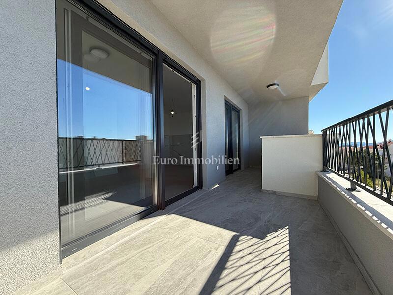 Makarska - stanovanje v novi stavbi s pogledom na morje