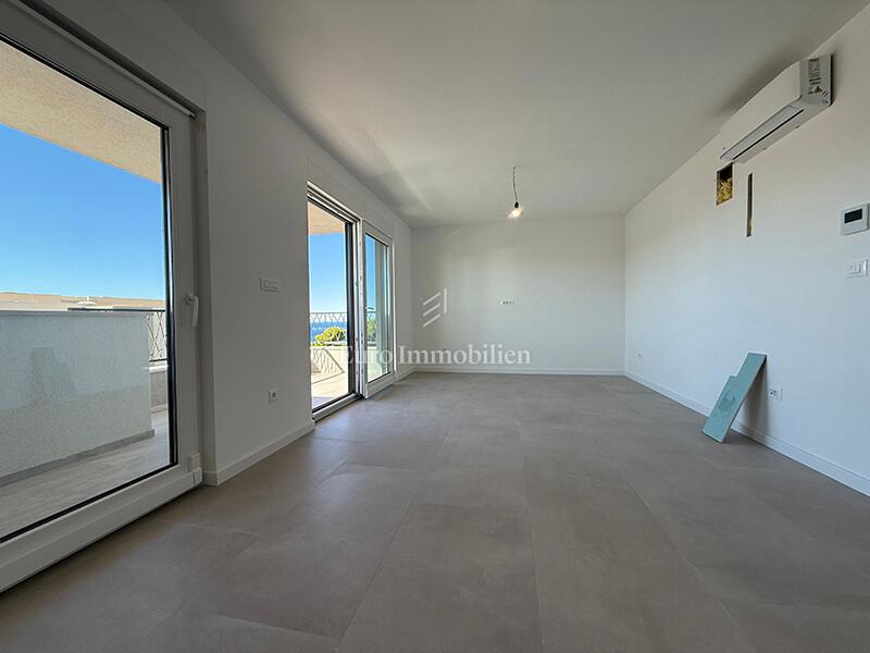 Makarska - stanovanje v novi stavbi s pogledom na morje