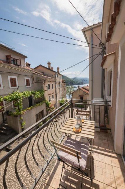 Bakar, dva apartmaja v hiši, 50 m od morja