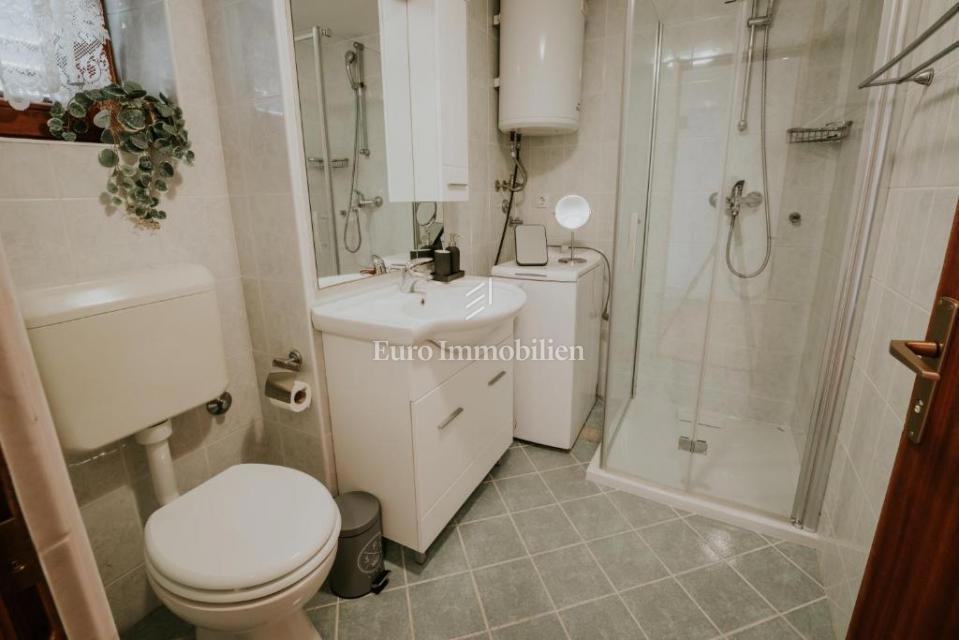 Bakar, dva apartmaja v hiši, 50 m od morja