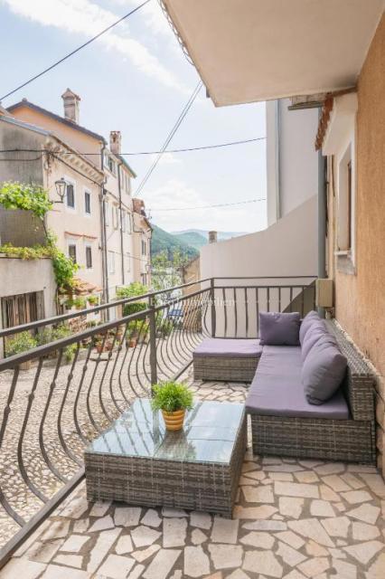 Bakar, dva apartmaja v hiši, 50 m od morja