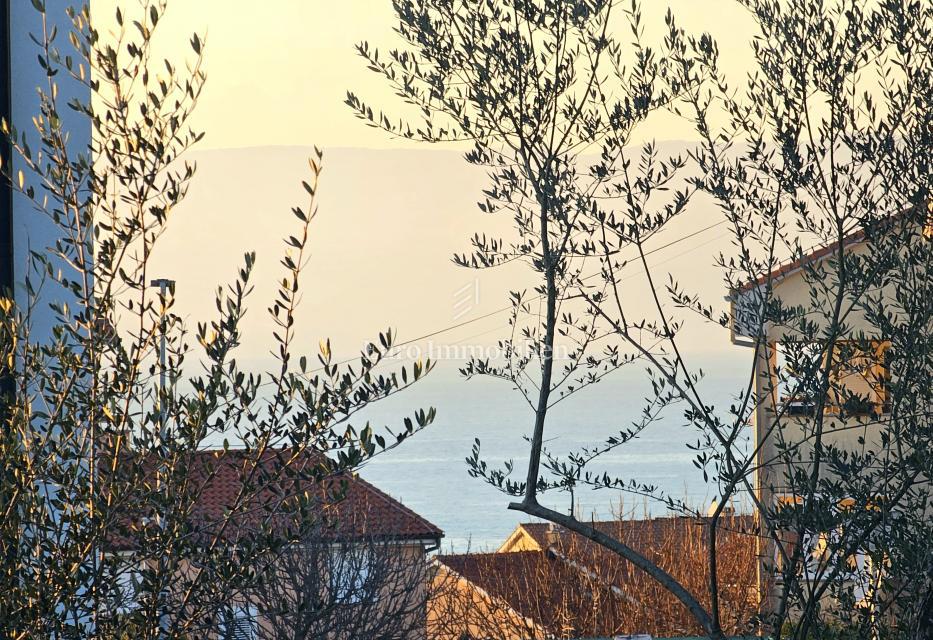 Zazidljivo zemljišče z delnim pogledom na morje