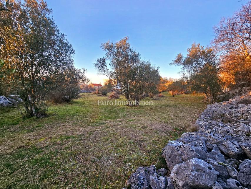 Zazidljivo zemljišče z delnim pogledom na morje