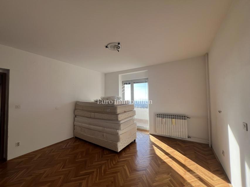 VIŠKOVO, samostojna hiša s poslovnim prostorom, 2 garaži