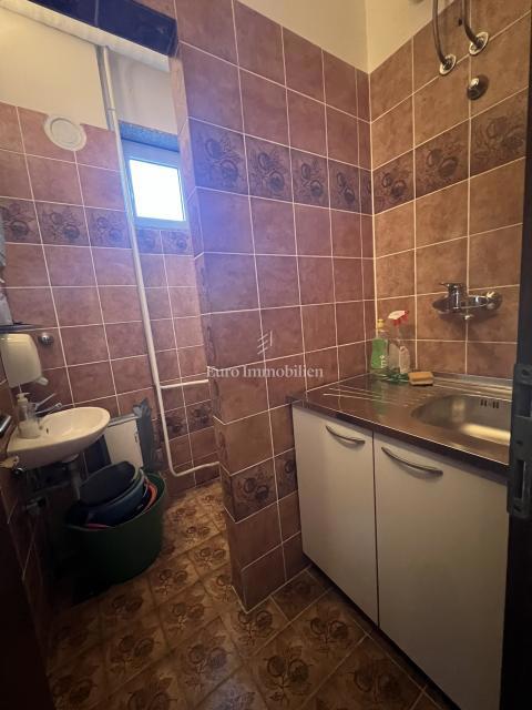 VIŠKOVO, samostojna hiša s poslovnim prostorom, 2 garaži