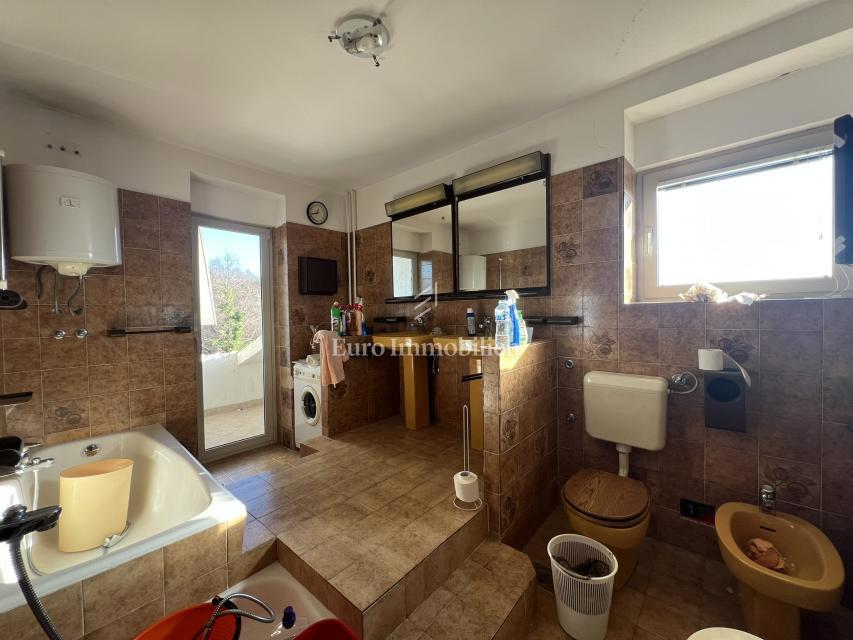 VIŠKOVO, samostojna hiša s poslovnim prostorom, 2 garaži