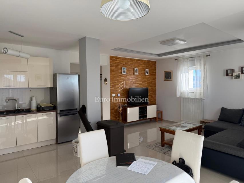 Dvosobno stanovanje v novejši stavbi v Buzdohanju