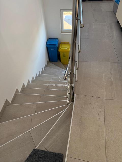 Dvosobno stanovanje v novejši stavbi v Buzdohanju