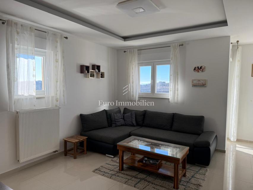 Dvosobno stanovanje v novejši stavbi v Buzdohanju