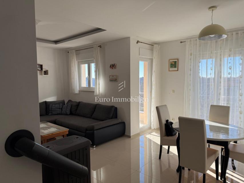 Dvosobno stanovanje v novejši stavbi v Buzdohanju