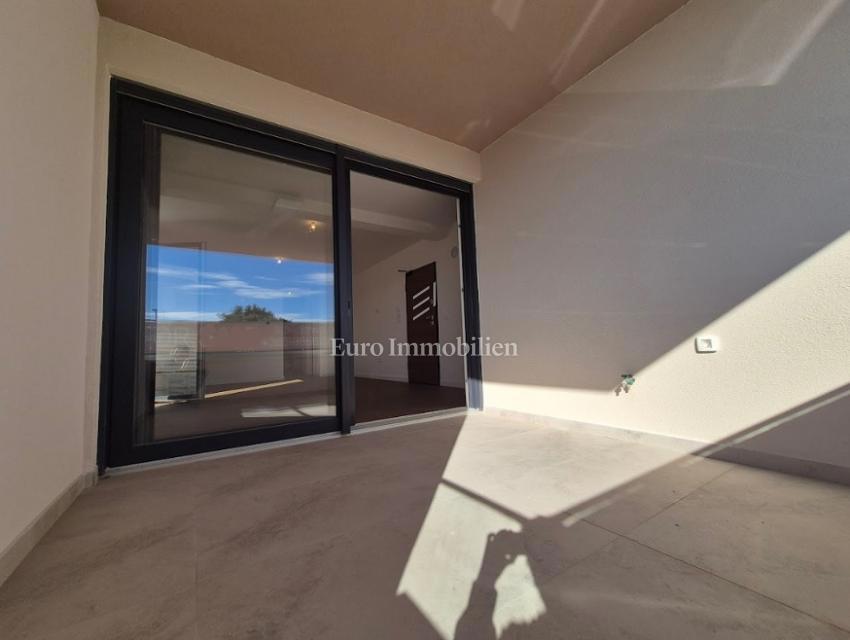 Stanovanje z dvoriščem, blizu plaže