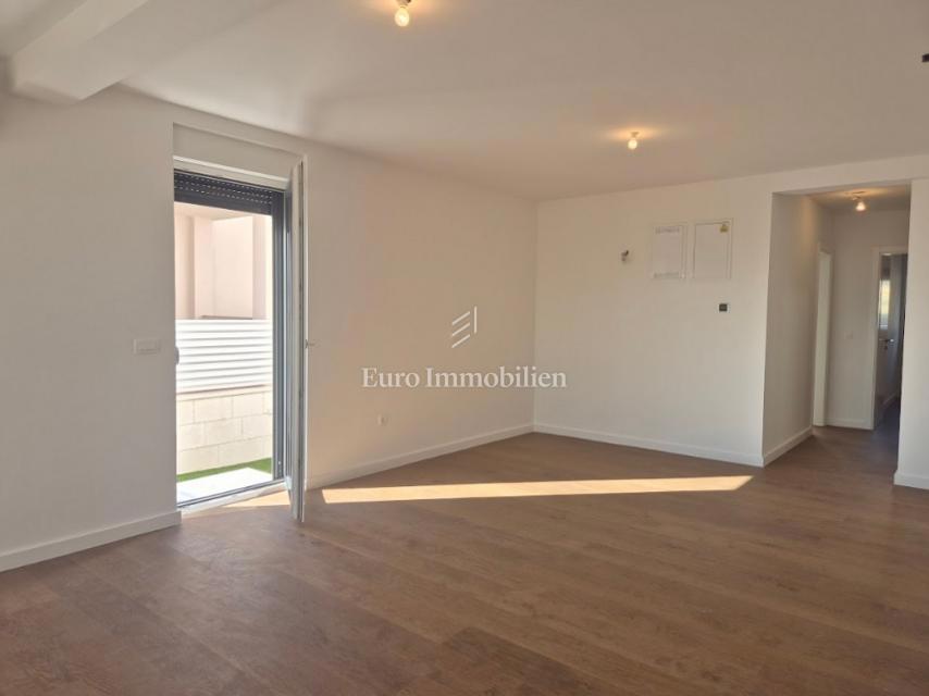 Stanovanje z dvoriščem, blizu plaže