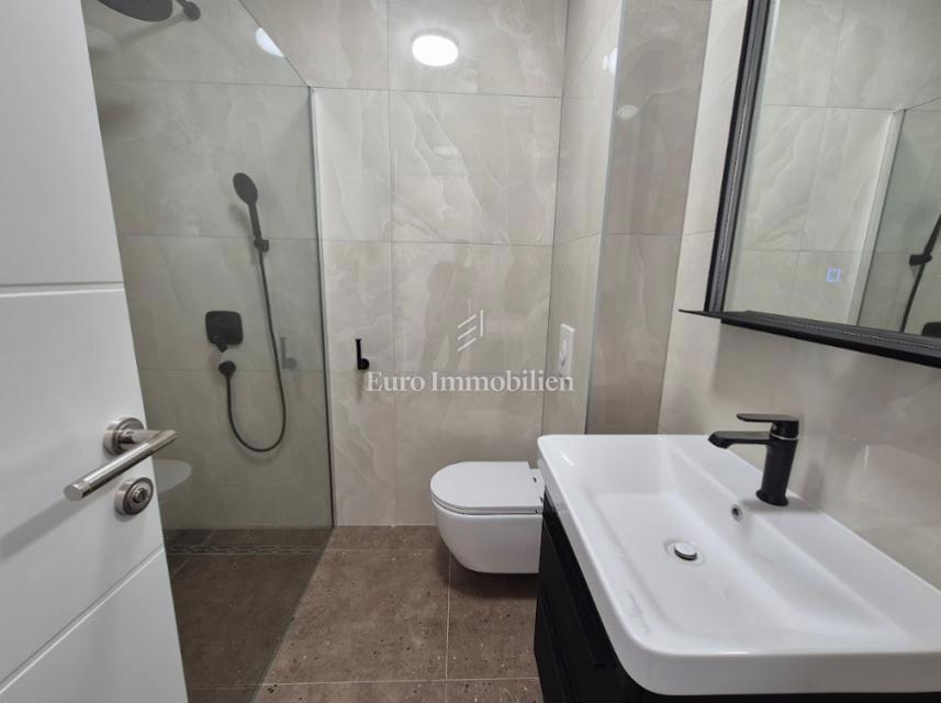 Stanovanje z dvoriščem, blizu plaže