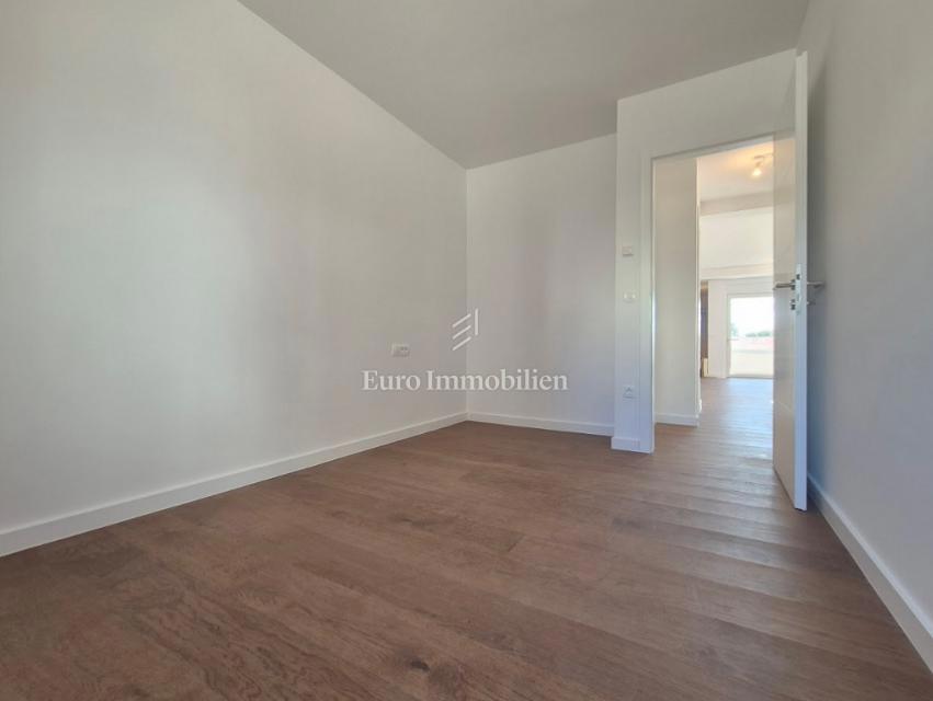 Stanovanje z dvoriščem, blizu plaže