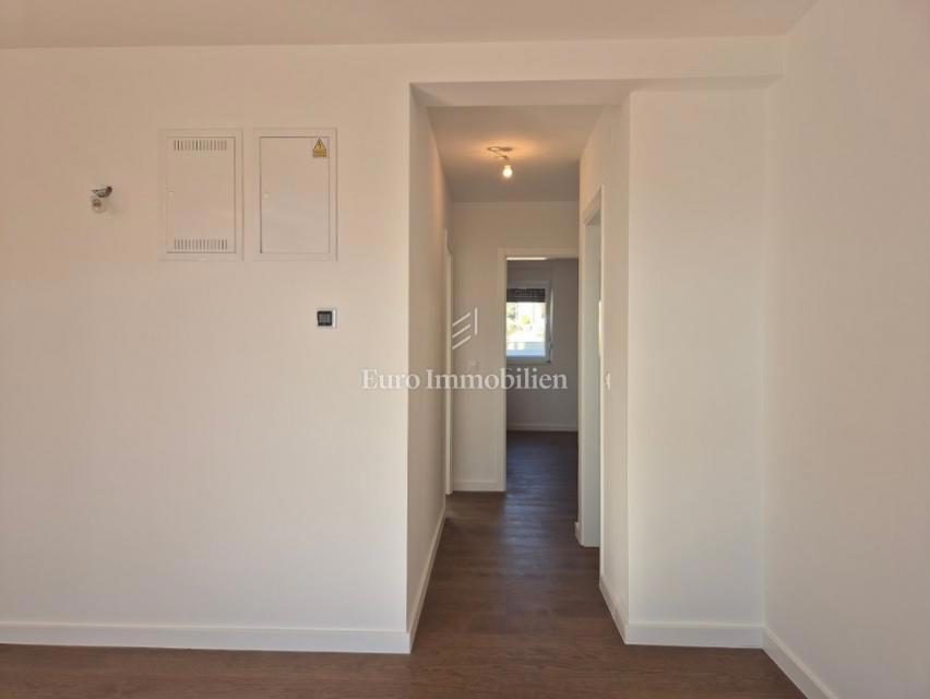 Stanovanje z dvoriščem, blizu plaže