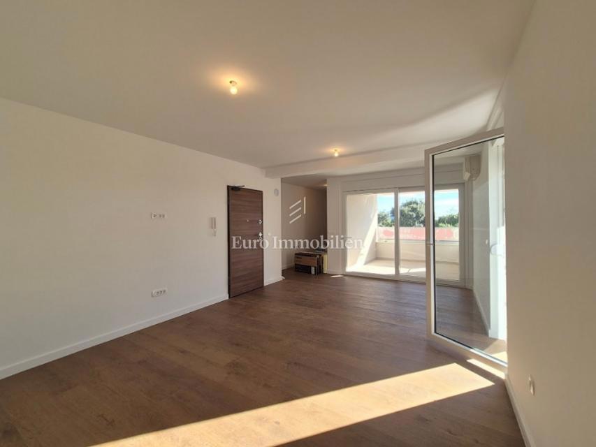 Stanovanje z dvoriščem, blizu plaže