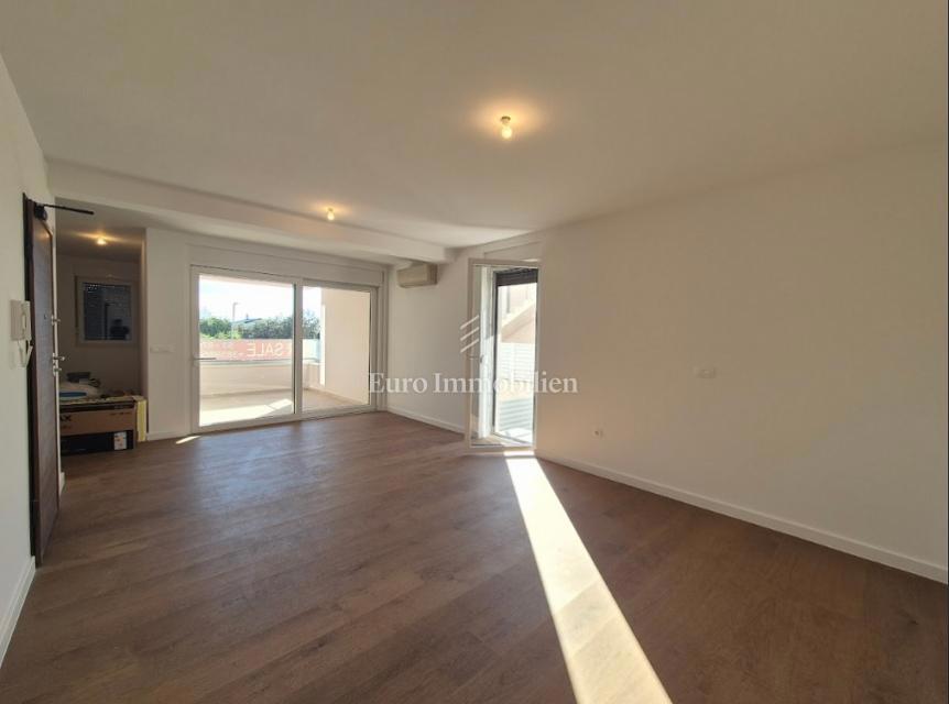 Stanovanje z dvoriščem, blizu plaže