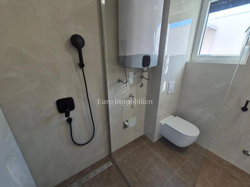 Stanovanje z dvoriščem, blizu plaže