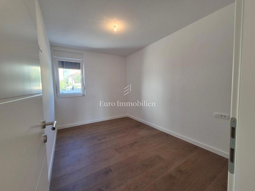 Stanovanje z dvoriščem, blizu plaže