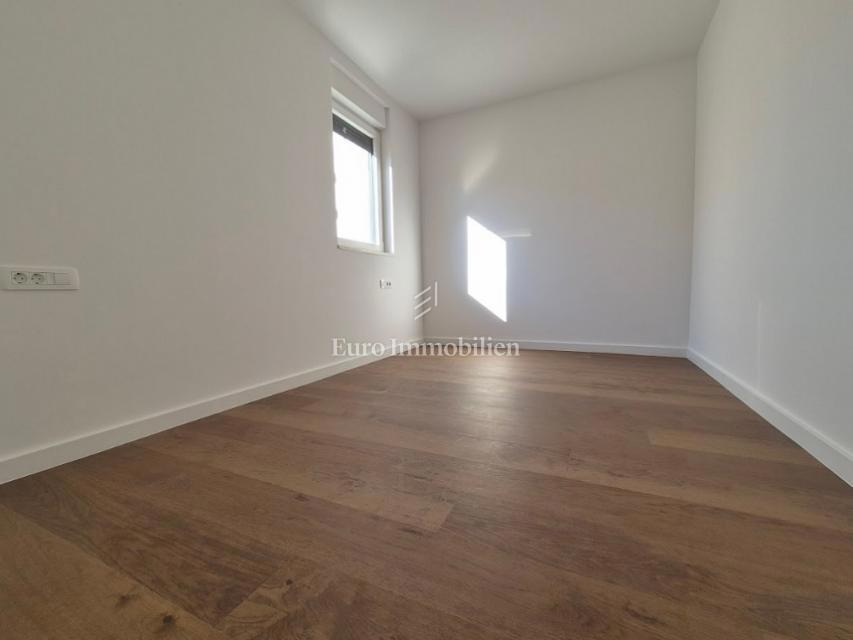 Stanovanje z dvoriščem, blizu plaže