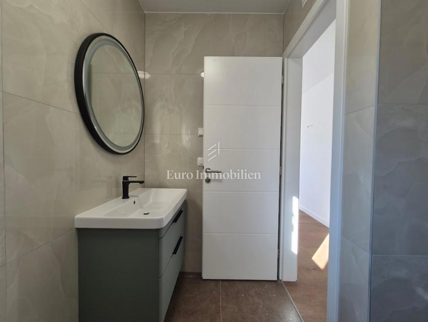 Stanovanje z dvoriščem, blizu plaže