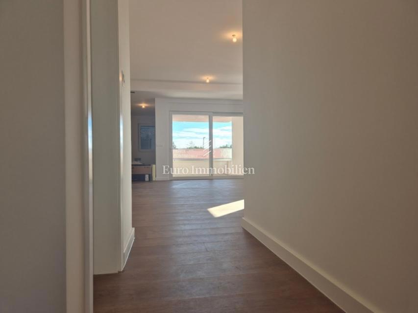 Stanovanje z dvoriščem, blizu plaže