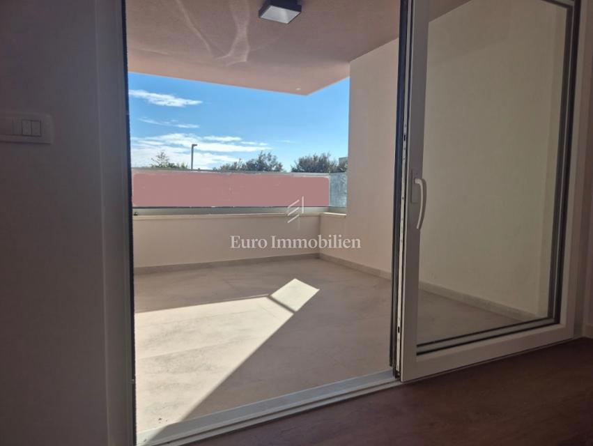 Stanovanje z dvoriščem, blizu plaže