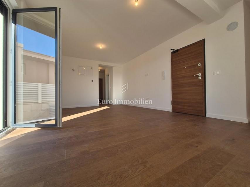 Stanovanje z dvoriščem, blizu plaže