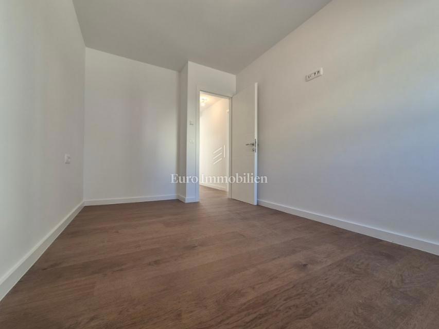 Stanovanje z dvoriščem, blizu plaže