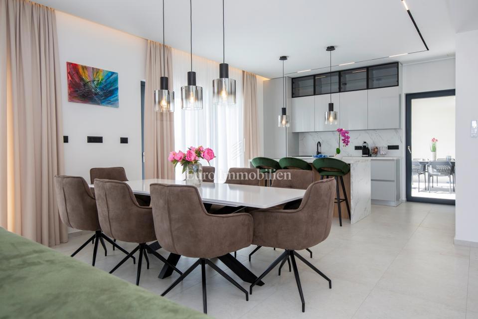 Labin - moderna vila z bazenom in teniškim igriščem