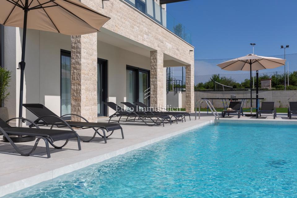 Labin - moderna vila z bazenom in teniškim igriščem