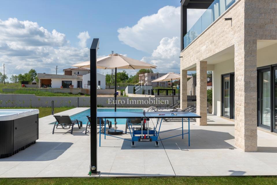 Labin - moderna vila z bazenom in teniškim igriščem