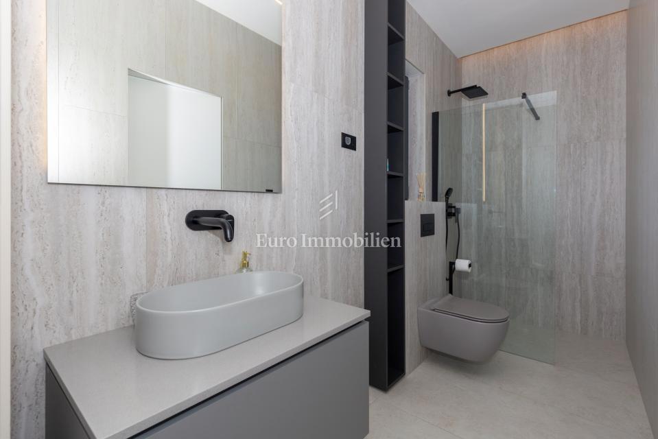 Labin - moderna vila z bazenom in teniškim igriščem