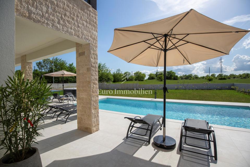 Labin - moderna vila z bazenom in teniškim igriščem