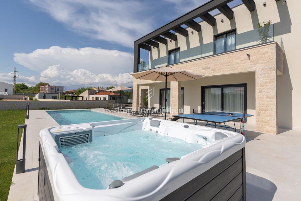 Labin - moderna vila z bazenom in teniškim igriščem